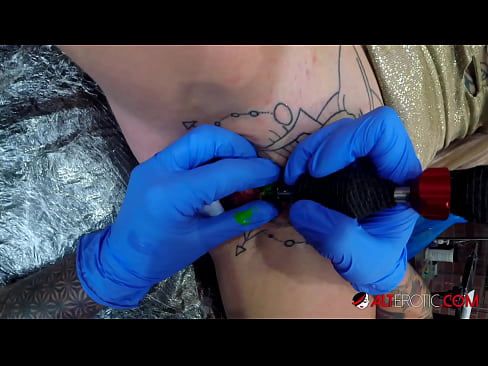 ❤️ Extreem getatoeëerde hottie Sully Savage kreeg een tatoeage op haar clitoris ❤️❌ Sex video at us nl.pornoincest.ru